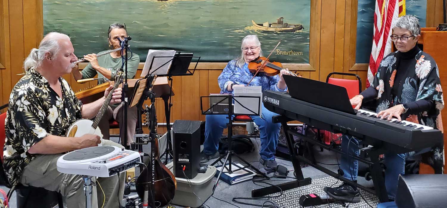 Coral Riff is: Sarah Mitchell – flute/ penny whistle, hammered dulcimer, concertina, foot percussion Kathie Aagaard – fiddle Wes Maluk – tenor banjo, mandolin, percussion Sherry Mattos – keyboard